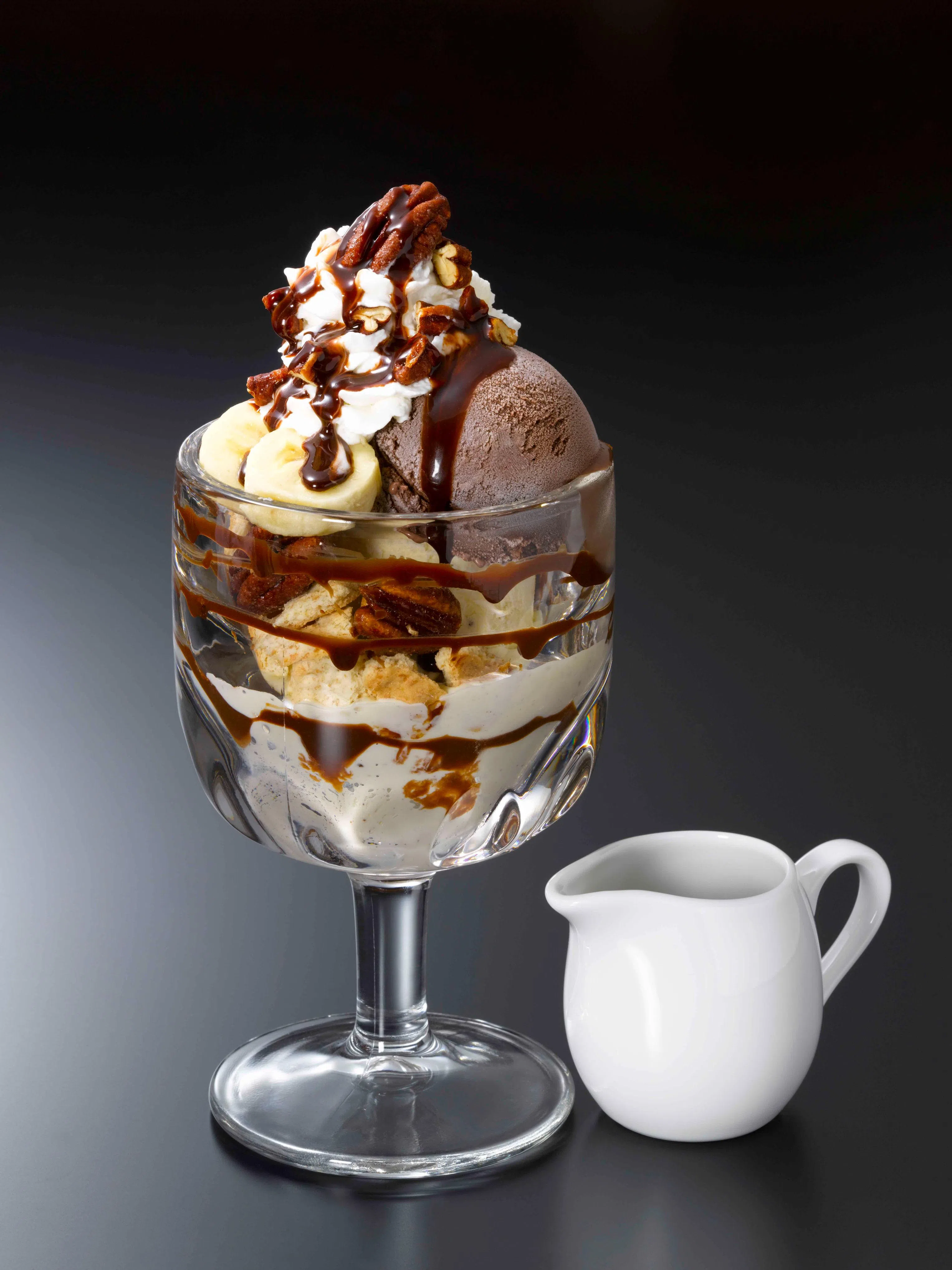 热巧克力酱圣代高高堆叠，层次分明，巧克力味香甜浓郁。（餐馆提供）