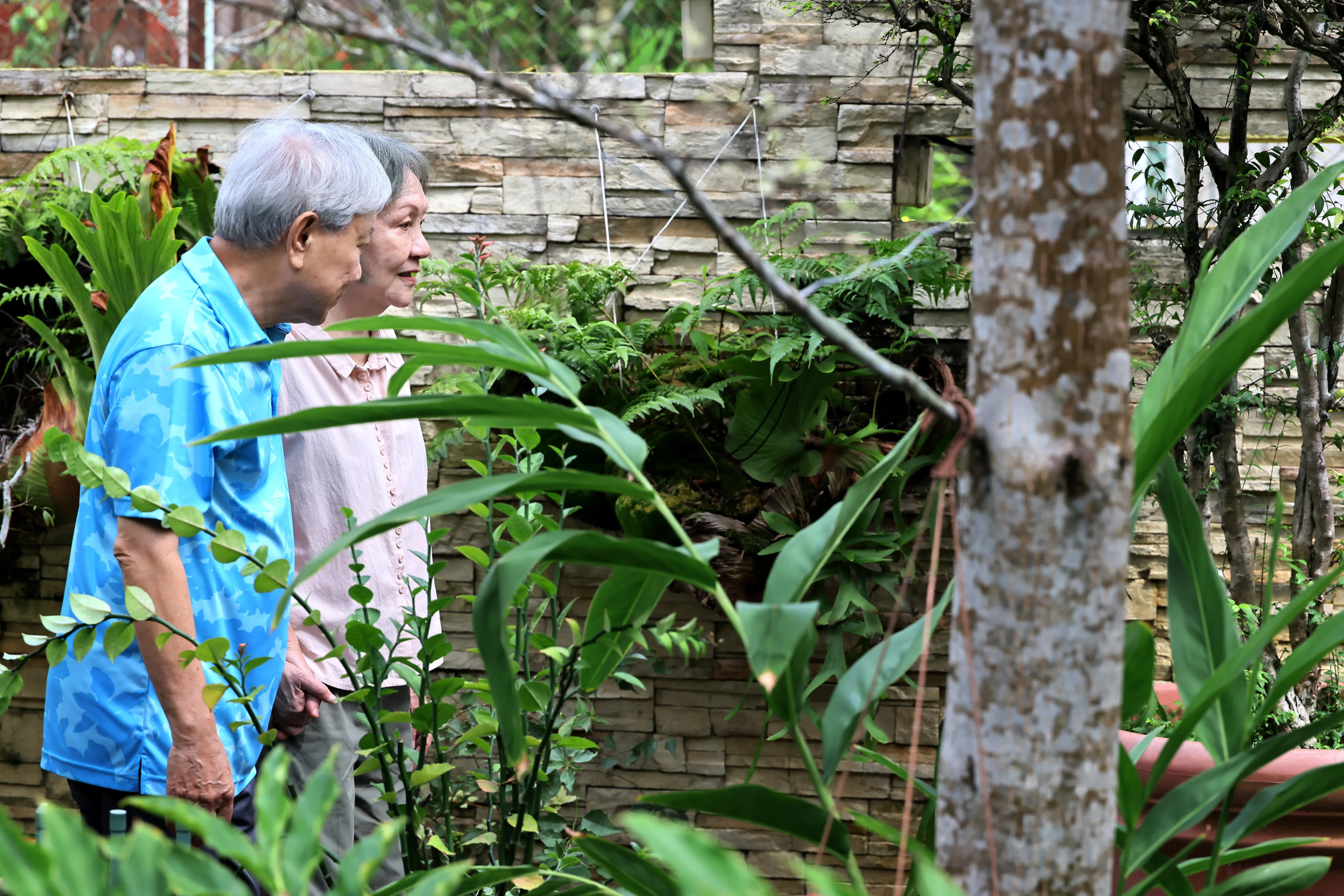 出院后，黄家珍（右）在丈夫沈宝春的陪伴和鼓励下努力做复健。（龙国雄摄）