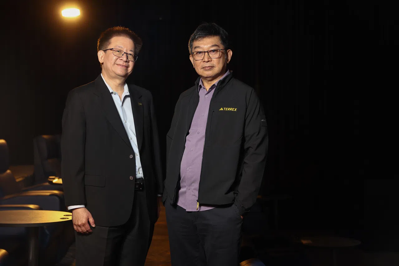 陈继贤（左）和符诗专鼓励大家进戏院看电影。（白艳琳摄）