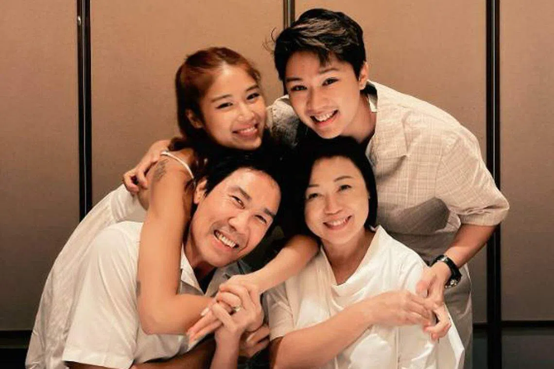 陈熙（后排右）与父母及妹妹陈一心一起过父亲节。（取自艺人IG）