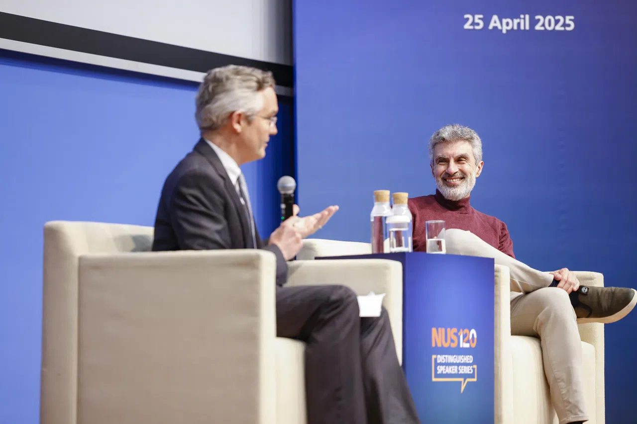 国大副教务长（教育创新）兼国大学院院长陈西文教授（左）和2018年图灵奖得主、加拿大蒙特利尔大学教授本吉奥在对话环节，探讨人工智能的发展和未来。（新加坡国立大学提供）