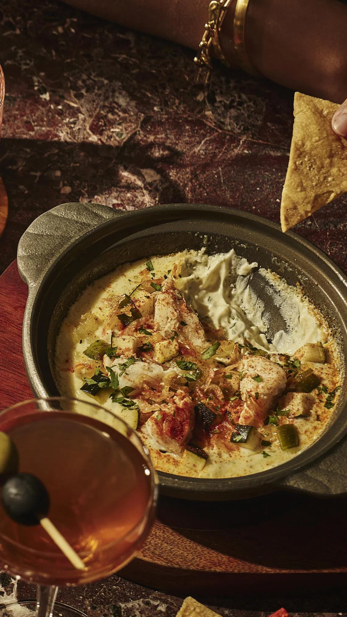 温热蟹肉芝士酱融合各种芝士的浓郁香味。（餐馆提供）