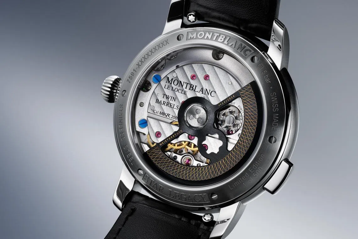 腕表背后的摆陀上有特别装饰，以仿照书法笔触的数字8，向书法界致敬。（万宝龙提供）