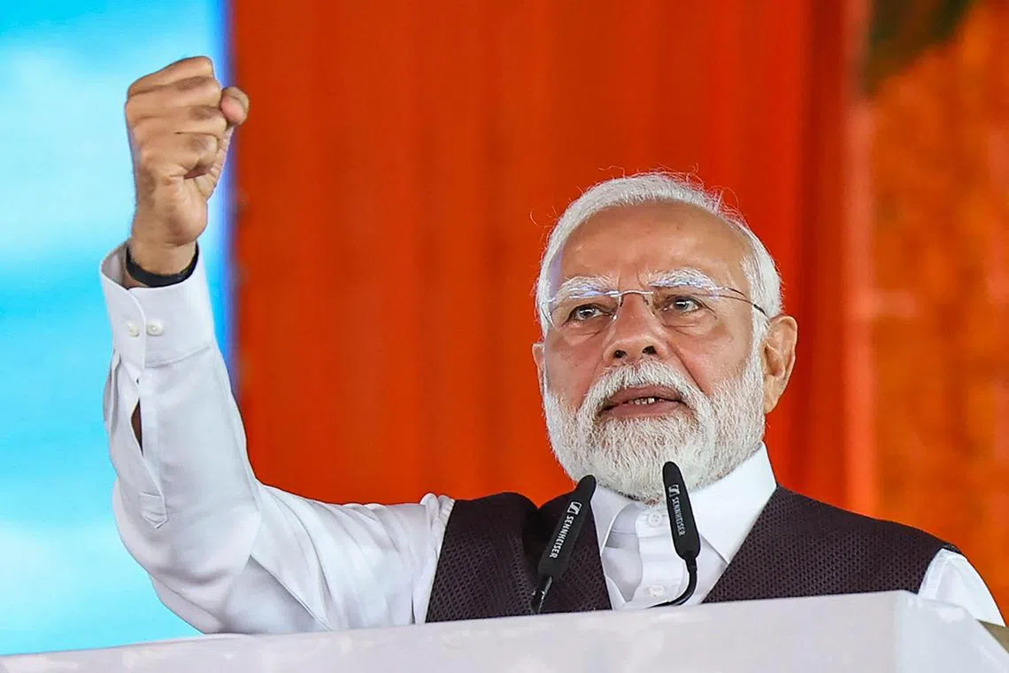 莫迪为杰那布铁路桥主持开通仪式后告诉群众，“巴基斯坦将永远不会忘记……它遭遇的可耻挫败。”（法新社）