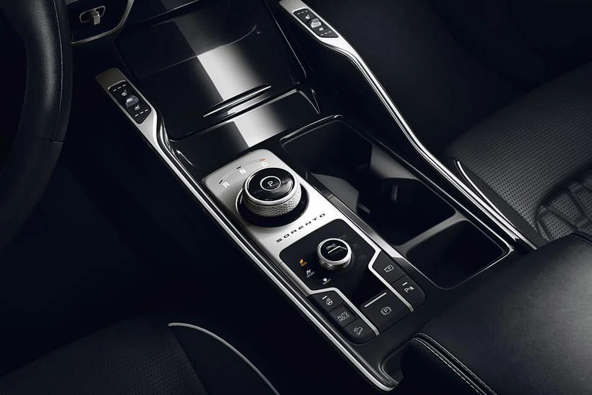 新Sorento把传统排挡杆改为旋钮式的电子排挡。（车商提供照片）