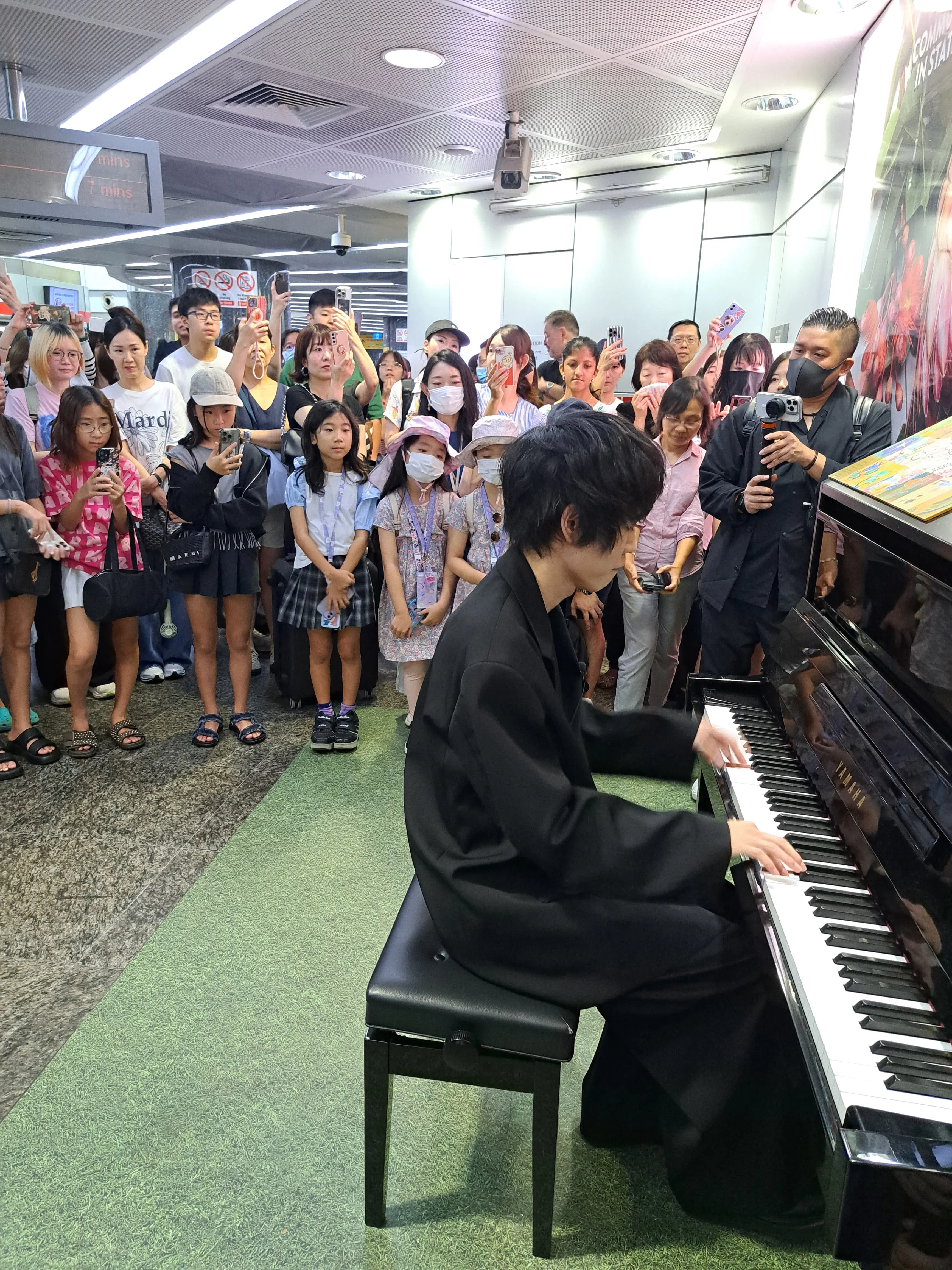 Keichan在乌节路的公共钢琴上，演奏现场观众点播的歌曲，并加以古典混搭和改编。（受访者提供）