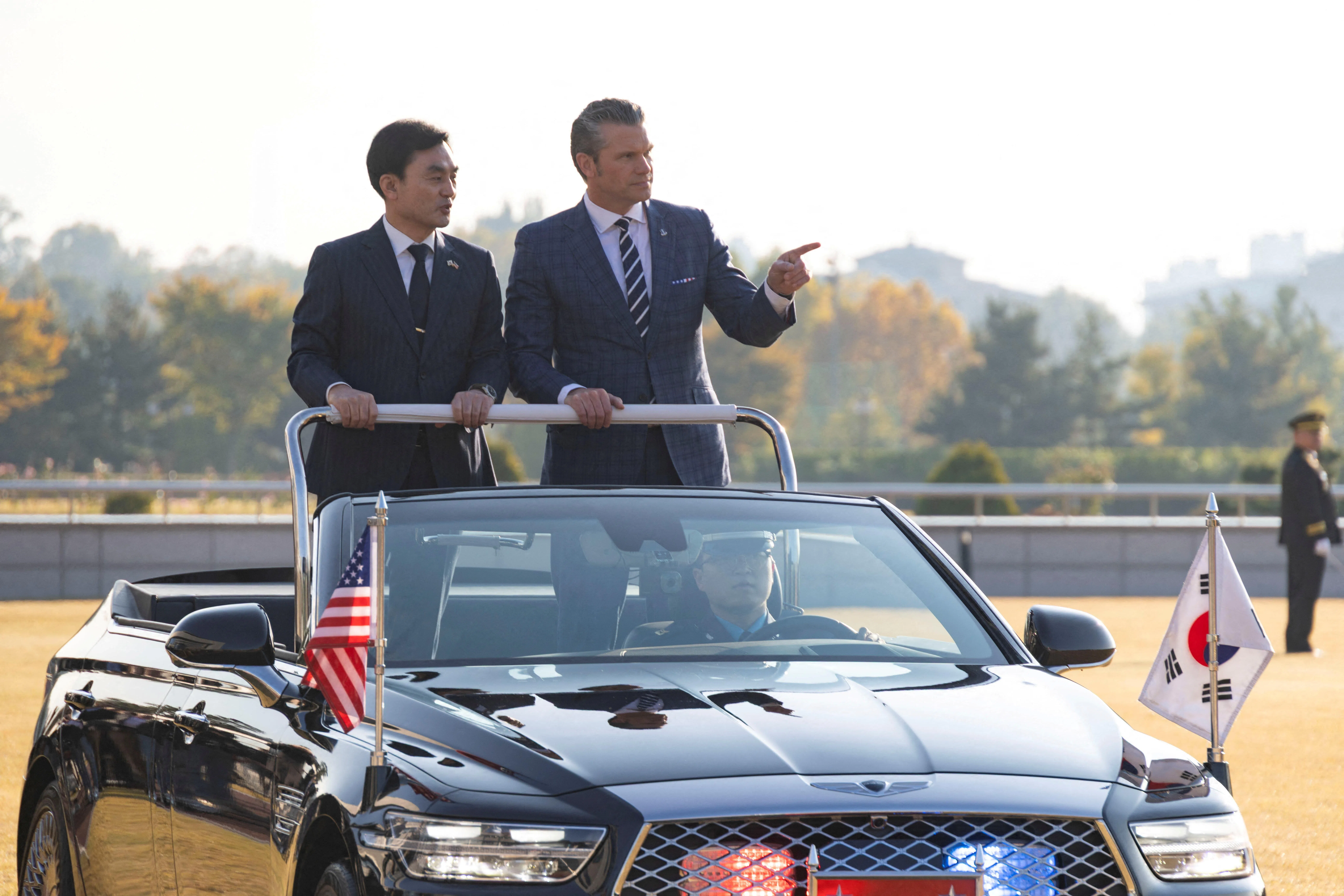 11月4日，韩国防长安圭伯和美国战争部长赫格塞斯在首尔举行年度安全磋商会议，两人一起登上礼宾车检阅仪仗队。（路透社）