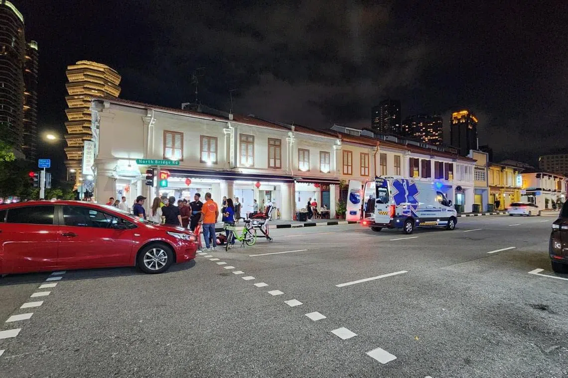 红色汽车撞倒阿伯，阿伯一度失去知觉。（受访者提供）