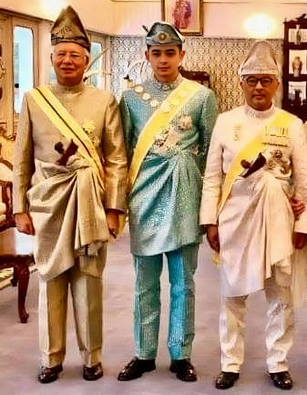 纳吉（左一）入狱前与彭亨州摄政王东姑哈山纳（左二）、现任国家元首及彭亨州苏丹阿都拉的合照。纳吉是彭亨州四大酋长之一，这是他继承父亲阿都拉萨的贵族地位。（取自纳吉脸书）