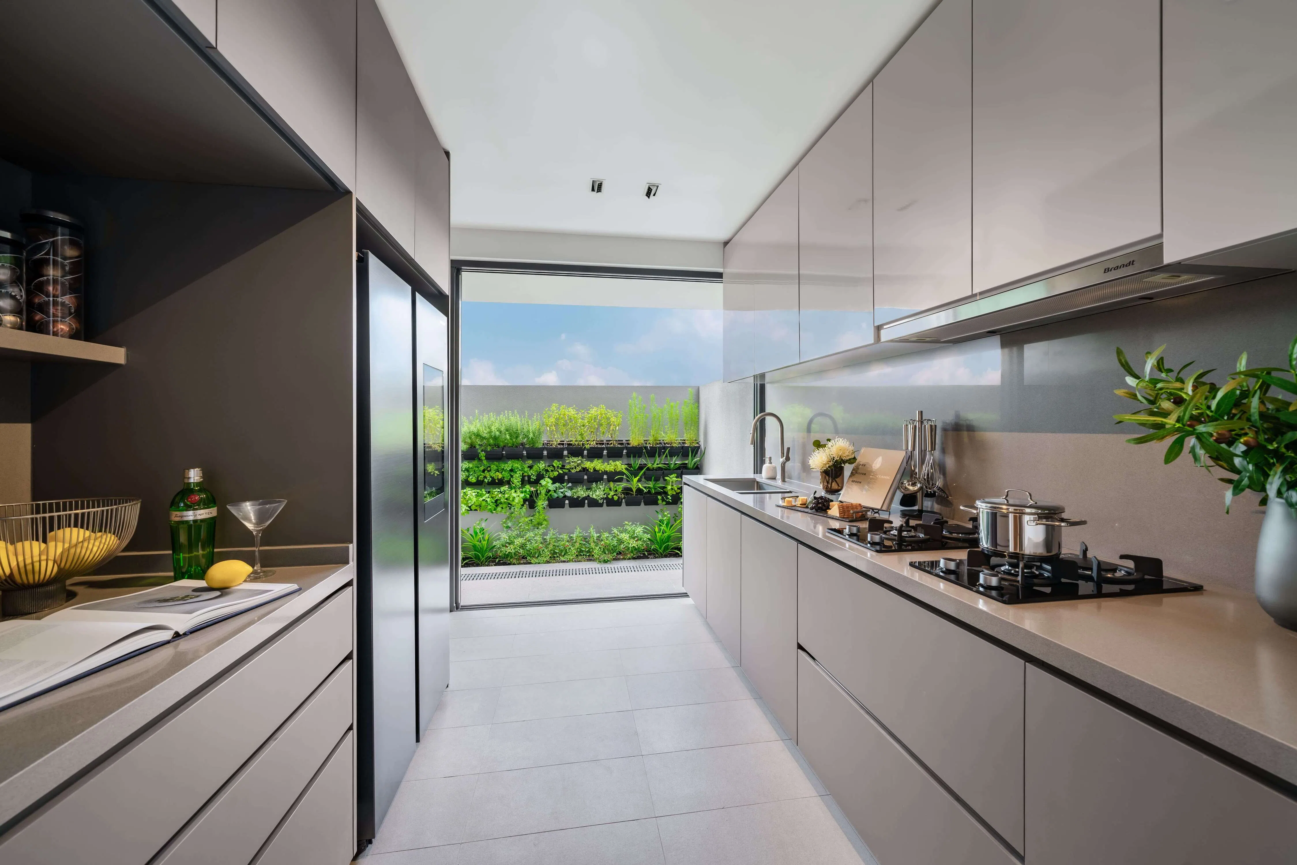 宽敞的布局使住户可以同时拥有干湿两种厨房：可以在干厨房里准备甜点会客，或是在湿厨房里烹煮镬气十足的丰盛美食。（效果图/万国公司提供）