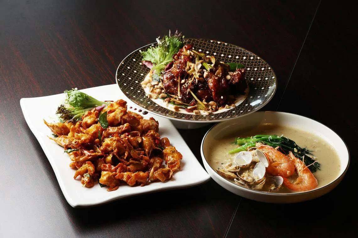 黄俊伟将餐馆的招牌足金鱼（左起）、香茅排骨王和海鲜白米粉加以改良，成为许多顾客喜爱的经典菜。（何家俊摄）