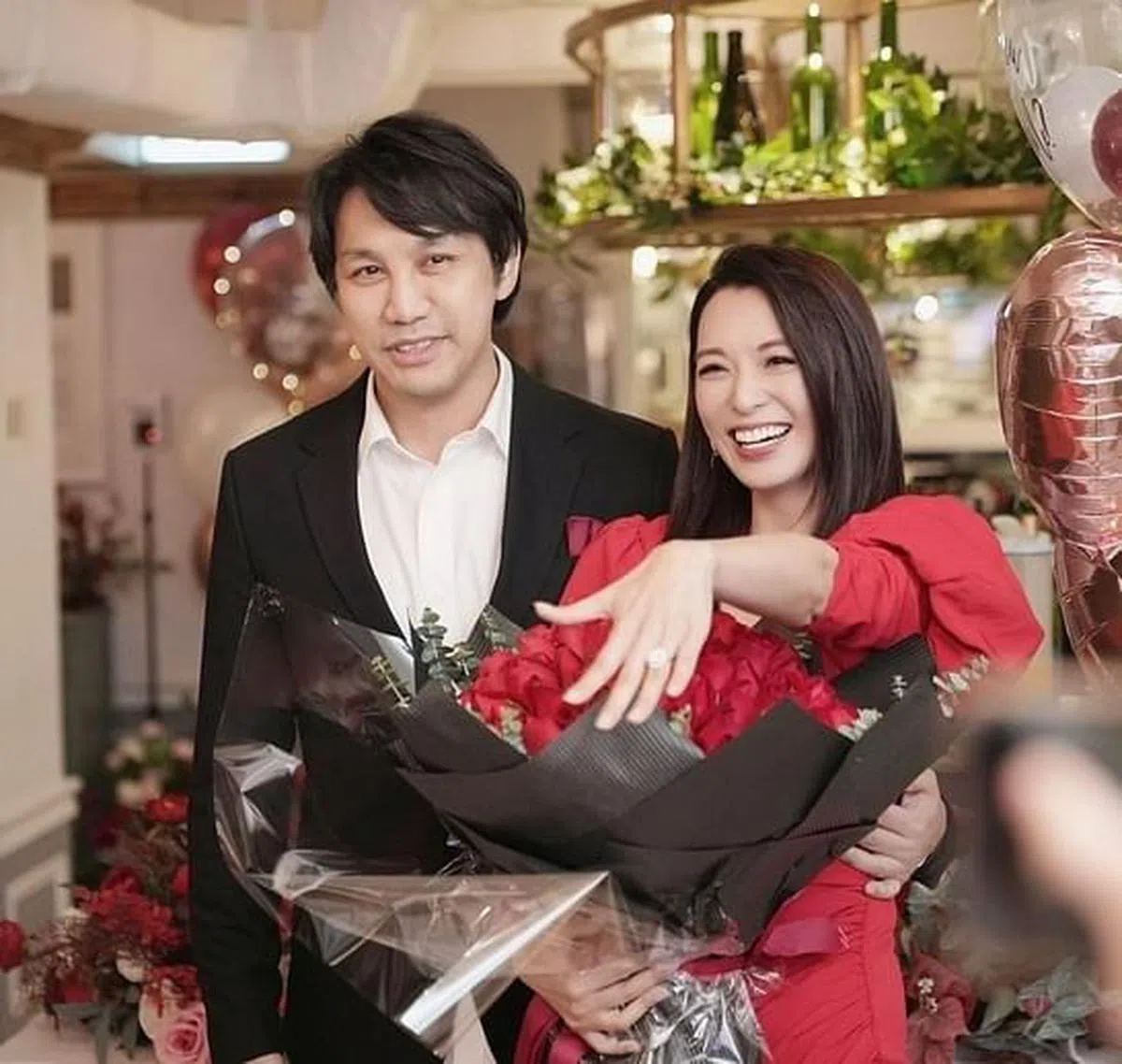 陈炜（右）48岁生日当天，获医生男友陈国强求婚。（互联网）