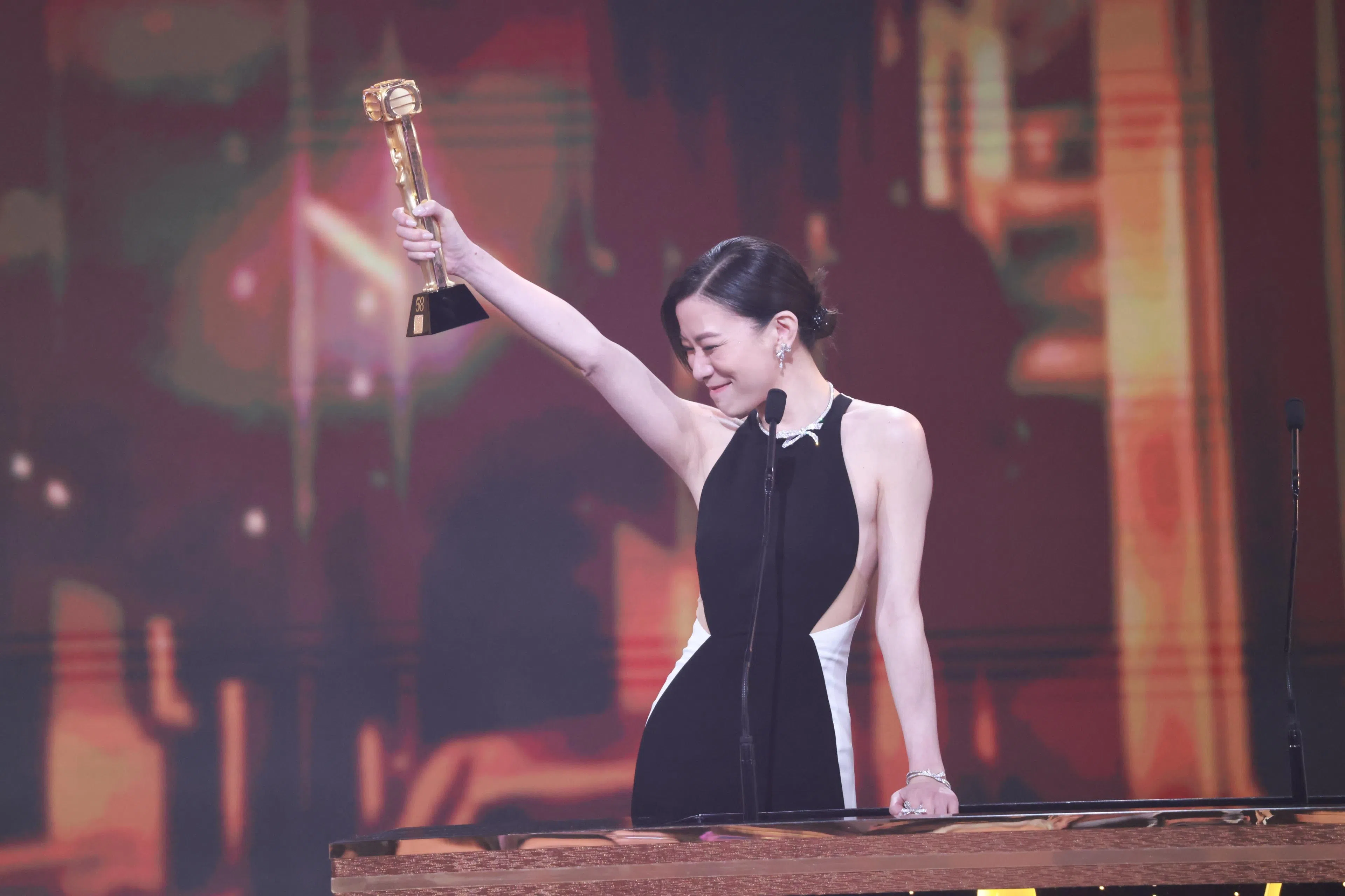 佘诗曼台上感谢《新闻女王2》里的角色“Man姐”。