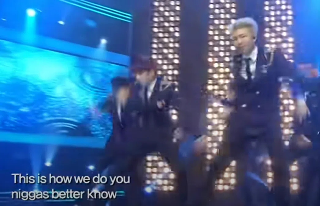 RM（右）在演唱神话的歌曲时将原歌词中的“N*gga”唱了出来。（视频截图）