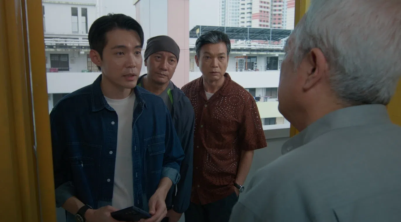 黄振隆（左起）、陈汉玮和谢韶光在戏组成“终点啦啦队”，把握有限的时间帮助他人。（新传媒提供）