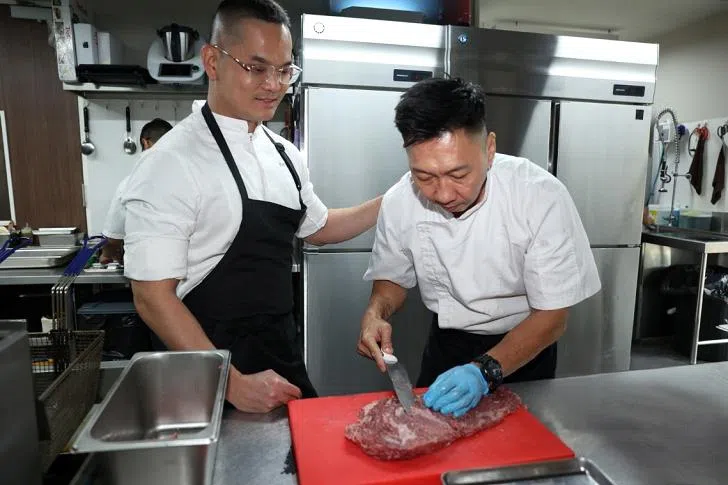 张德同（左）曾在亚洲几家顶级餐馆工作14年，相信释囚并非没有才能，而是曾因过失被忽视；若给予正确引导，他们依然有机会翻转人生。（突破宣道之家提供）