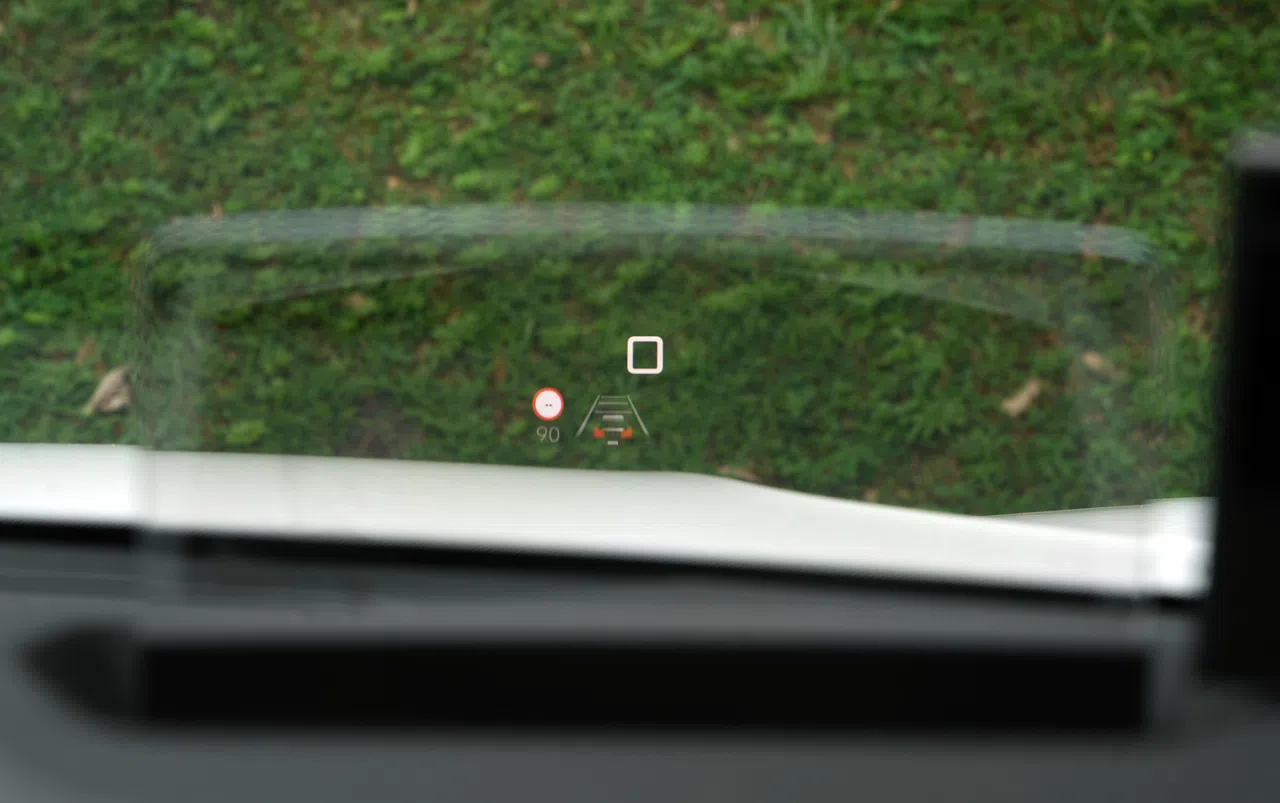 抬头显示器能显示车速、道路车速限制、巡航数据等。（谢智扬摄）