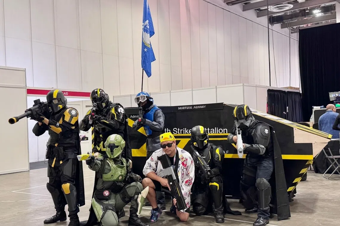 “第117突击营”目前有超过200名成员，部分到会展中心现场开展合影筹款活动。（受访者提供）