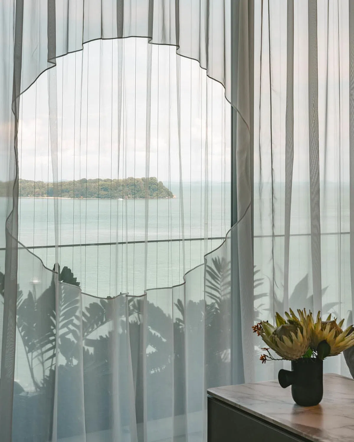 窗帘的特点是特别把圣约翰岛的美景框起来。（白继文摄）