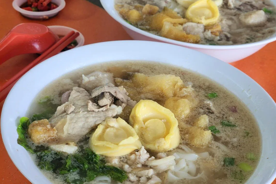 老三环料多多的鱼鲍粿条汤一碗$9。（陈爱薇摄）