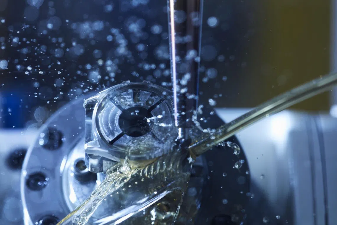 钛难以冲压、切削、抛光，切割过程中还会产生极易燃烧的碎屑，曾被认为不适合用于腕表制造。（西铁城提供）