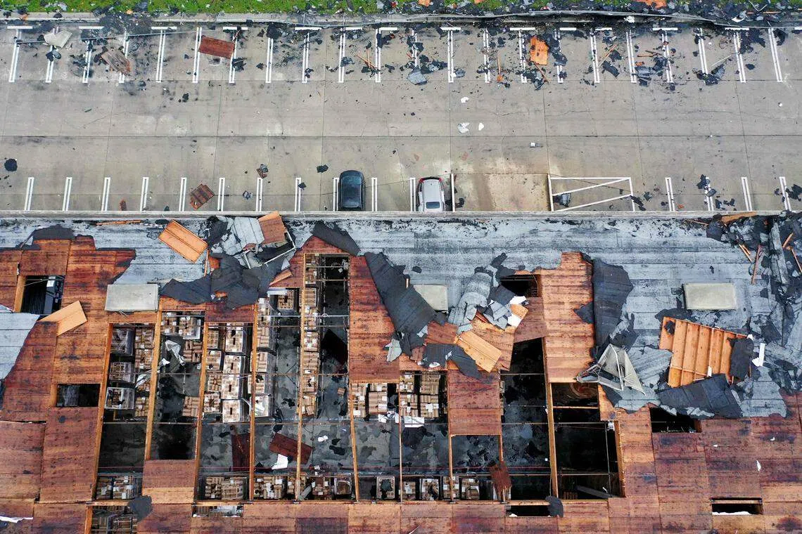 洛杉矶3月22日遭遇罕见龙卷风，建筑物和车辆受大幅破坏。（法新社）