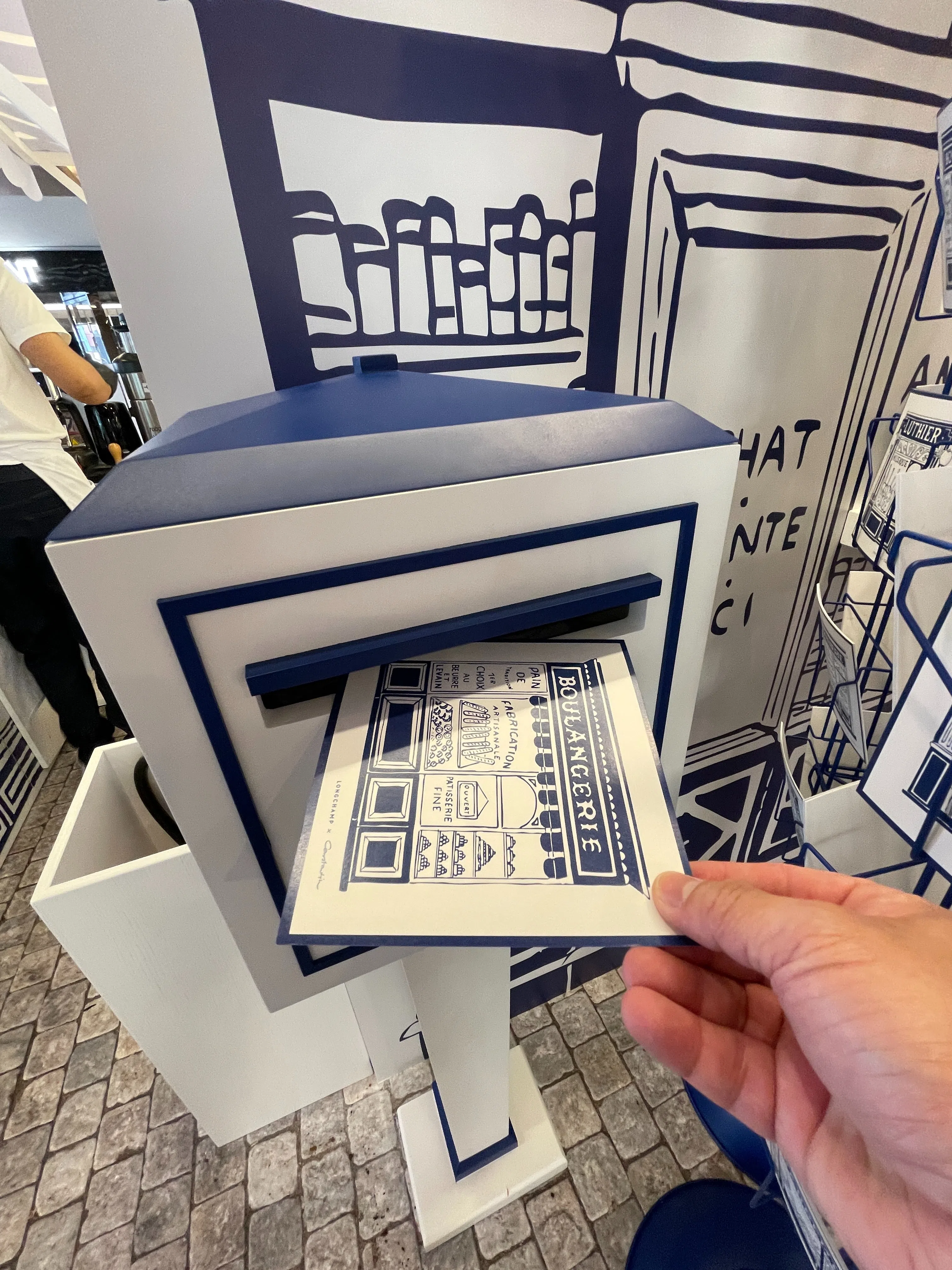 写完Longchamp x Constantin插画明信片后，可在快闪店现场寄出。（林方伟摄）