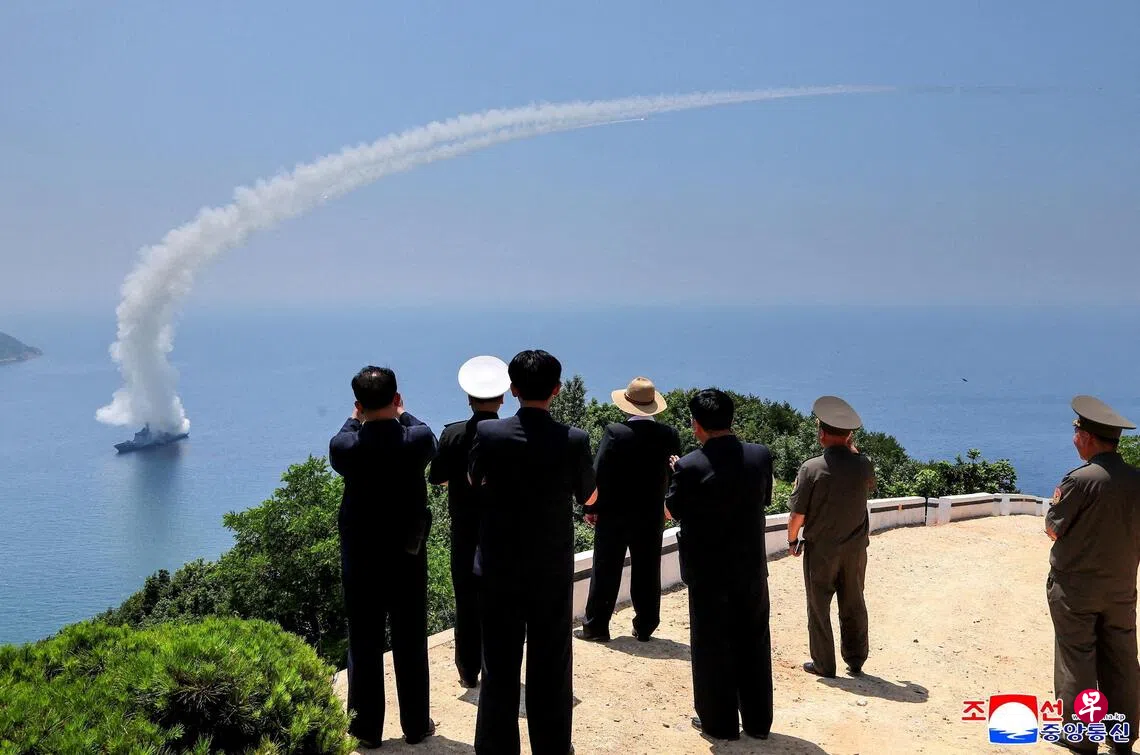 朝鲜领导人金正恩（戴米色帽）7月3日在一处秘密地点视察朝鲜海军新驱逐舰“姜健”号的作战系统，包括试射一枚战略巡航导弹。 （路透社）