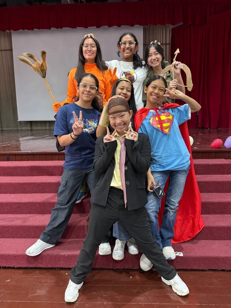 学生们扮演动画片《正义联盟》（Justice League）的角色参与时装秀。（克信女中提供）