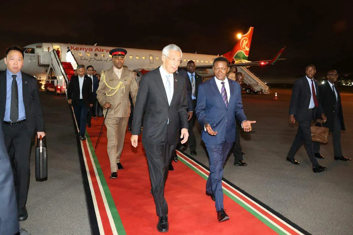 肯尼亚政府以红地毯礼仪，在乔莫·肯雅塔国际机场的停机坪上欢迎李总理到访。迎接李总理的是肯尼亚外交和侨务部长穆图阿。（何家俊摄）