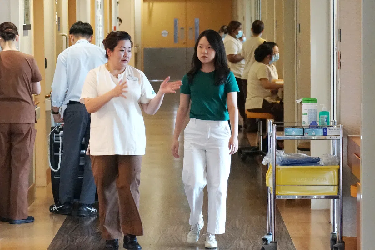 家住新山的护士谭蕙薇（左）与主持人张千雪分享14年来每天在新马两地来回的甘苦。（视频截图）