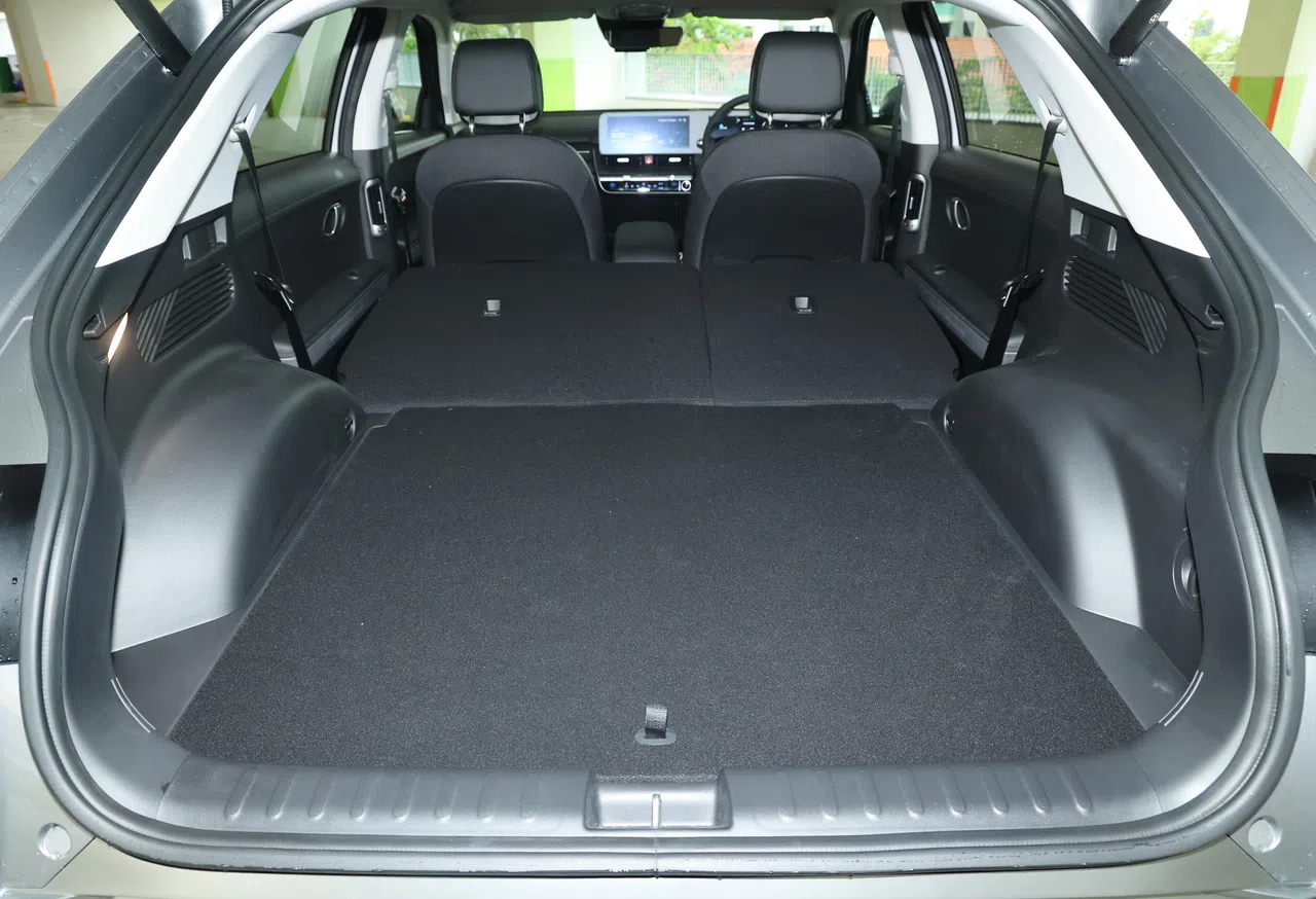 将后座椅椅背折下后可大大提升载物空间。（邬福梁摄）