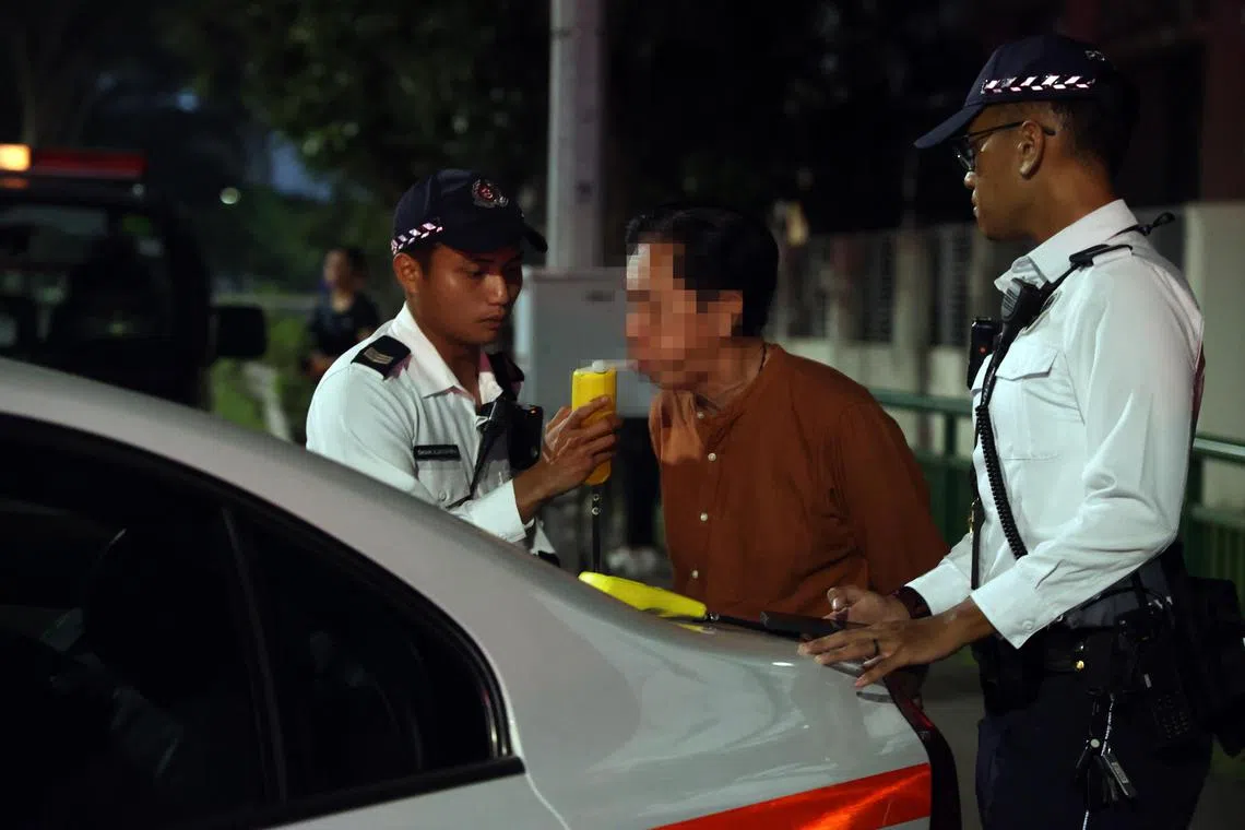 交警也设立路障打击酒驾行为，七名介于24岁至55岁的驾驶者因涉嫌酒驾被捕。（邝启聪摄）