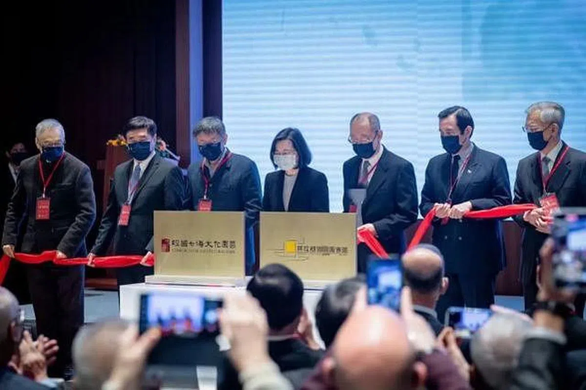 “经国七海文化园区”、“蒋经国总统图书馆”上周六（22日）开幕，台湾总统蔡英文罕见与前总统马英九等多名蓝营人士和台湾市长柯文哲同台。（互联网）