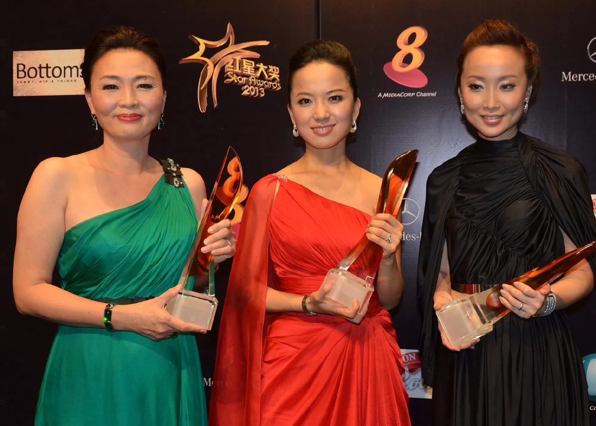 2013年“红星大奖”，曾月丽（左）与董素华（右）夺得佳时事主持人奖，赵文蓓（中）则摘下最佳新闻主播奖。（档案照）