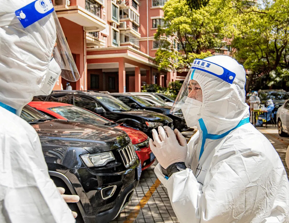 刘苗（右）在和志愿者讨论抗疫工作。（互联网） 