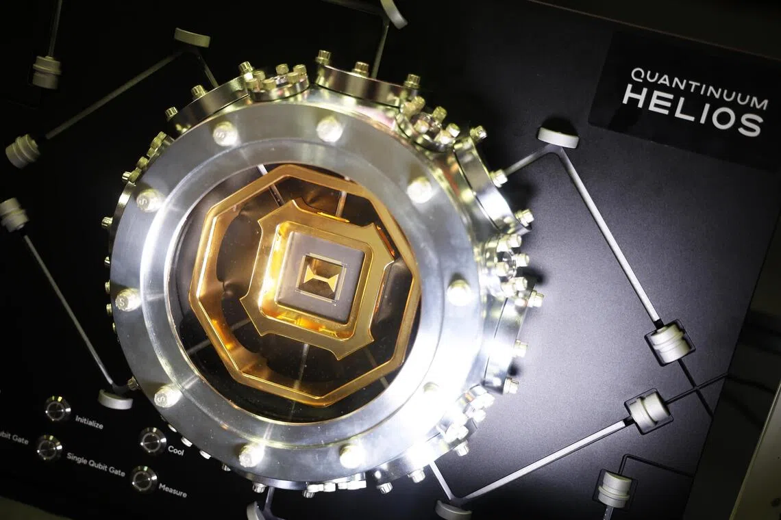 图为Quantinuum公司在2025年新加坡科技创新周（SWITCH）展示的Helios系统量子电脑的核心硬件（处理器）。（蔡家增摄）