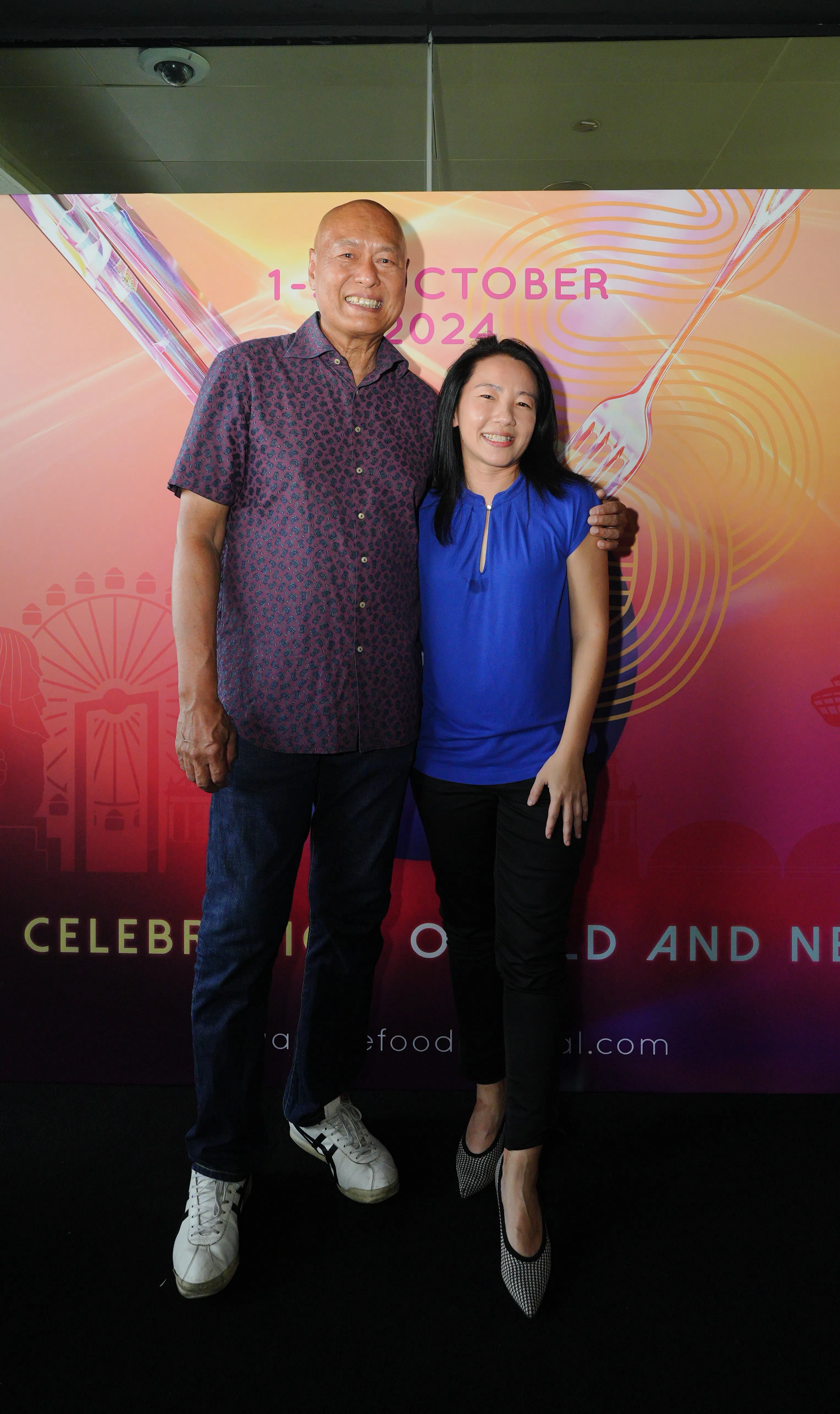 擅长新加坡菜的名厨迪希瓦（左）和甜点厨师黄慧娴，都参与2024年新加坡美食节。（主办方提供）