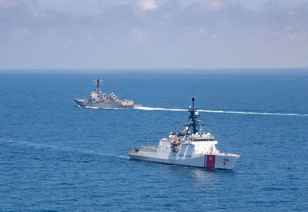 中国外长王毅批评美国违背中美建交时作出的承诺，将把台湾带入极其危险的境地。图为美国海军阿利·伯克级导弹驱逐舰“基德号”与美国海岸警卫队巡逻舰“蒙罗号”在今年8月27日通过台湾海峡。（路透社）