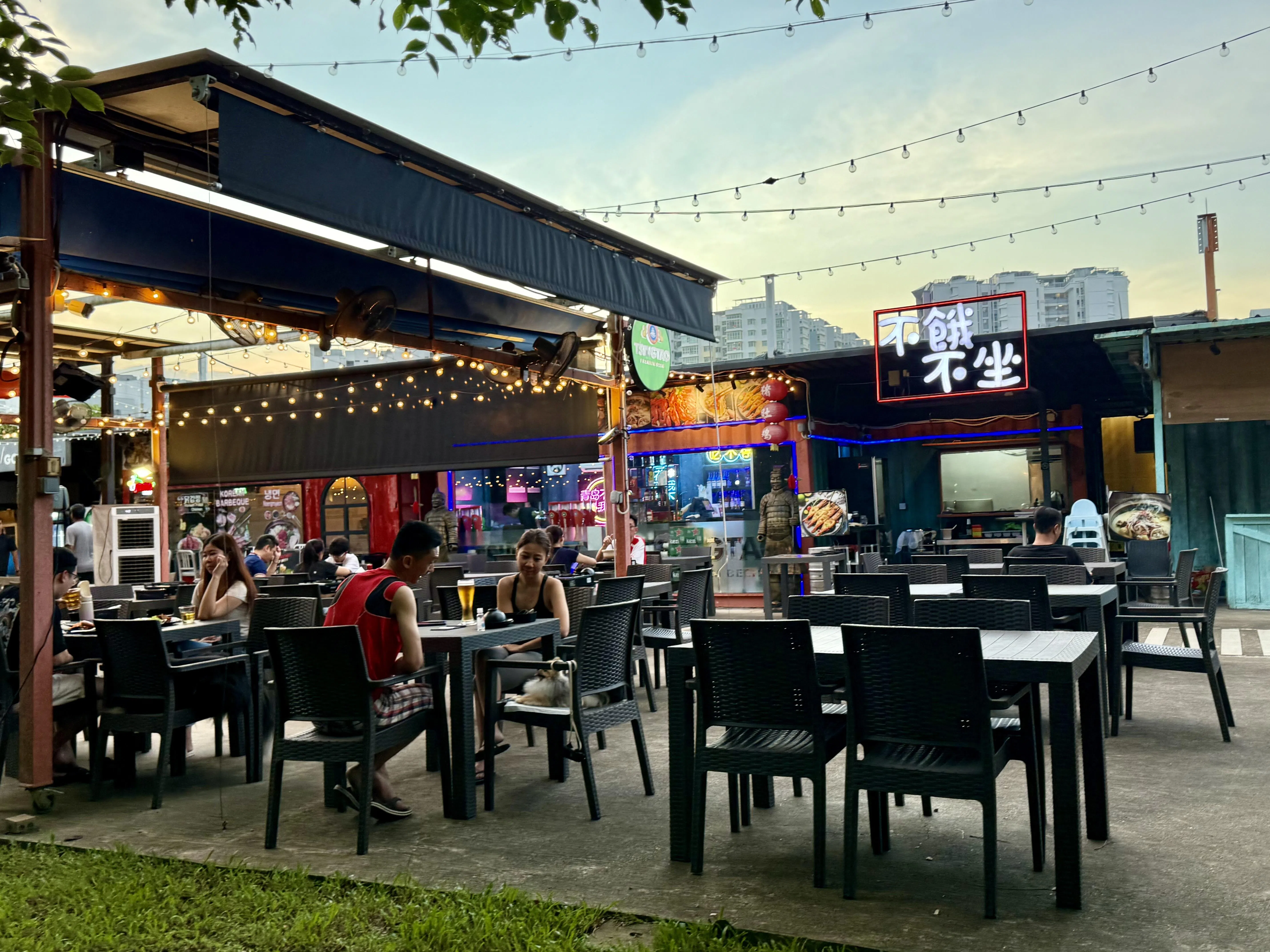 集装箱主题餐馆“不饿不坐”主打中餐料理，有本地特色也有创意佳肴。（叶晓虹摄）