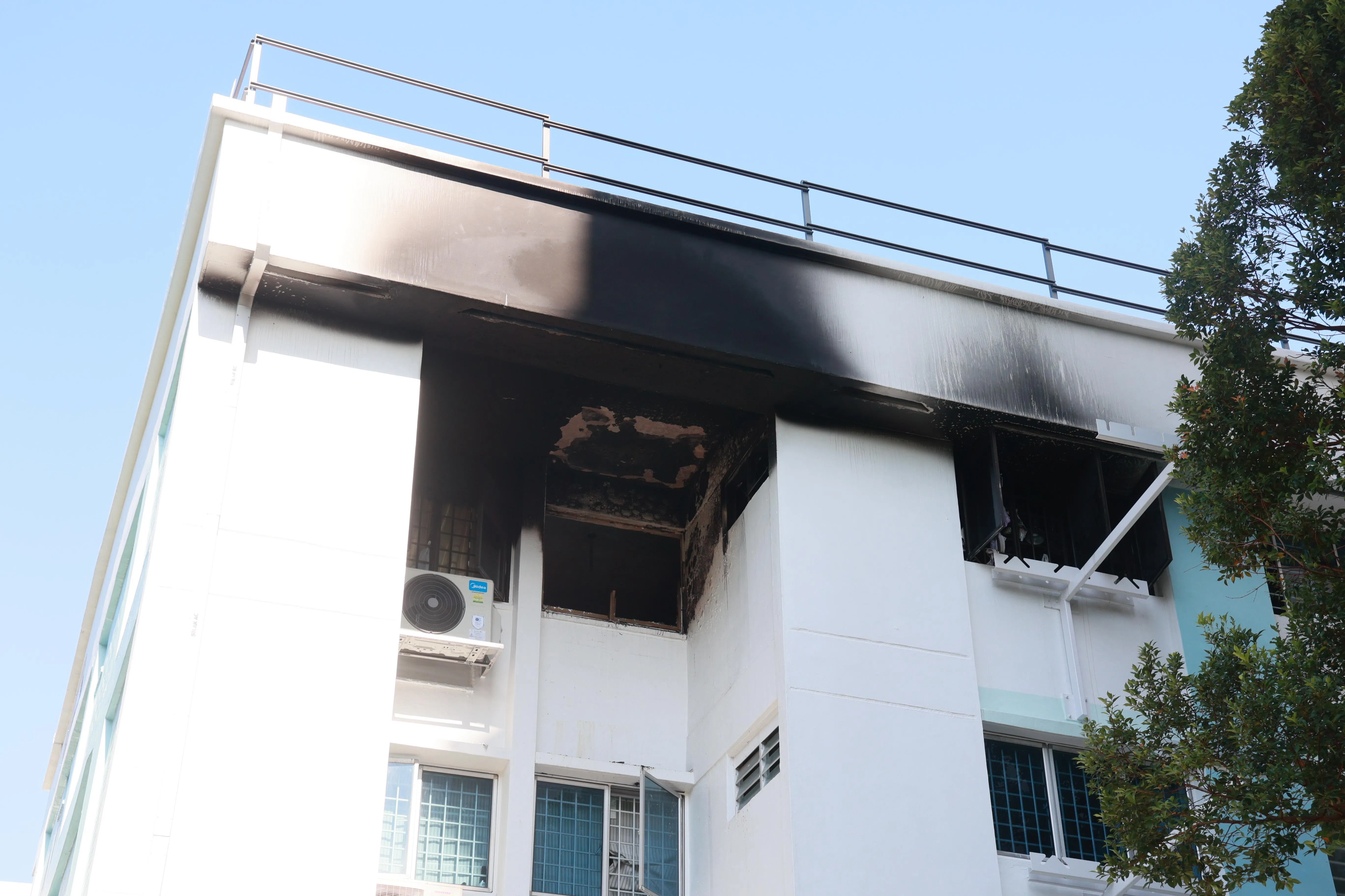 火患相信从房间蔓延开来。（潘丰源摄）