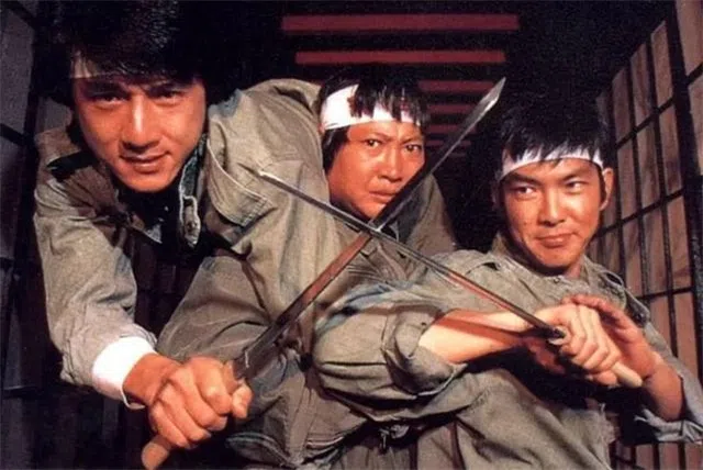 洪金宝（中）爱群戏，成龙（左）爱个人表现，两人先后带领洪家班与成家班各自发展，“七小福”中的元彪则追随洪家班。图为《飞龙猛将》剧照。（互联网）