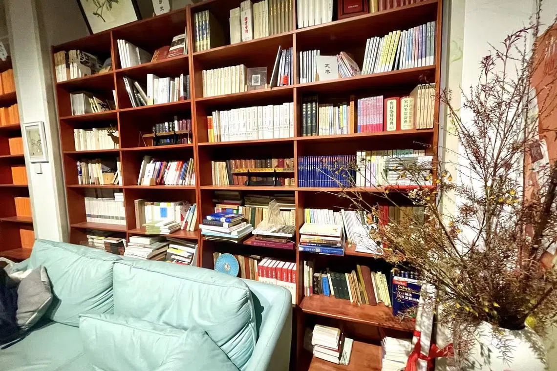 书架上全是心理学方面的书。（张志华摄）