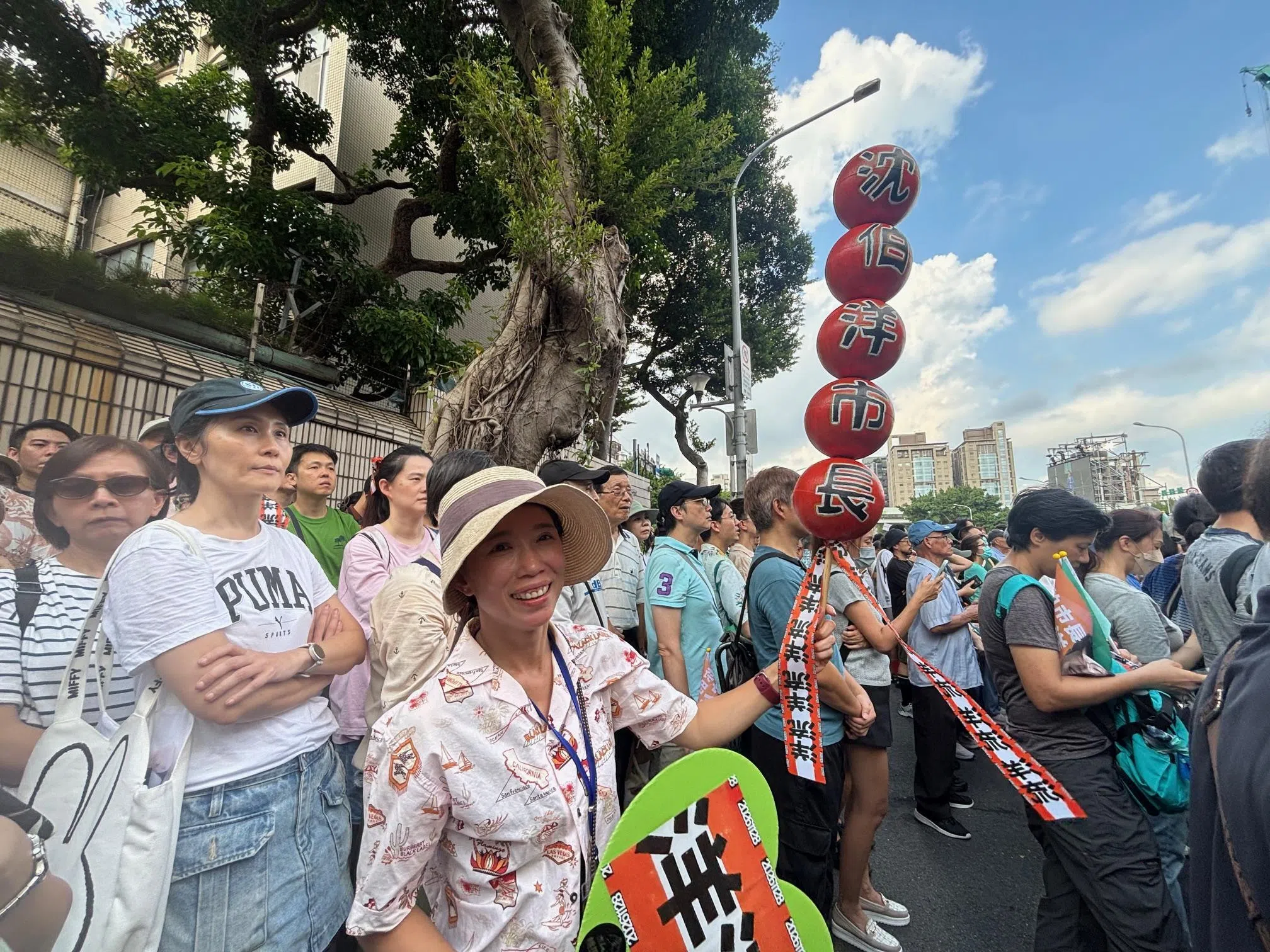 民进党台北市长参选人沈伯洋星期天（10月4日）举行竞选总部成立大会，民众自制应援小物到场支持。（吕爱丽摄）