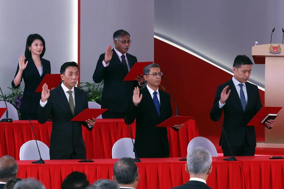 新任议员萧振祥（前排左一）和梁振伟（前排右一）当选后直接进入内阁，分别出任交通部代部长兼财政部高级政务部长，以及文化、社区及青年部代部长兼教育部高级政务部长。他们星期五连同升任主管回教事务代部长兼内政部高级政务部长的费绍尔（前排中）、国家发展部兼交通部高级政务部长孙雪玲（后排左），以及律政部兼交通部高级政务部长穆仁理（后排右）一起宣誓就职。（邝启聪摄）