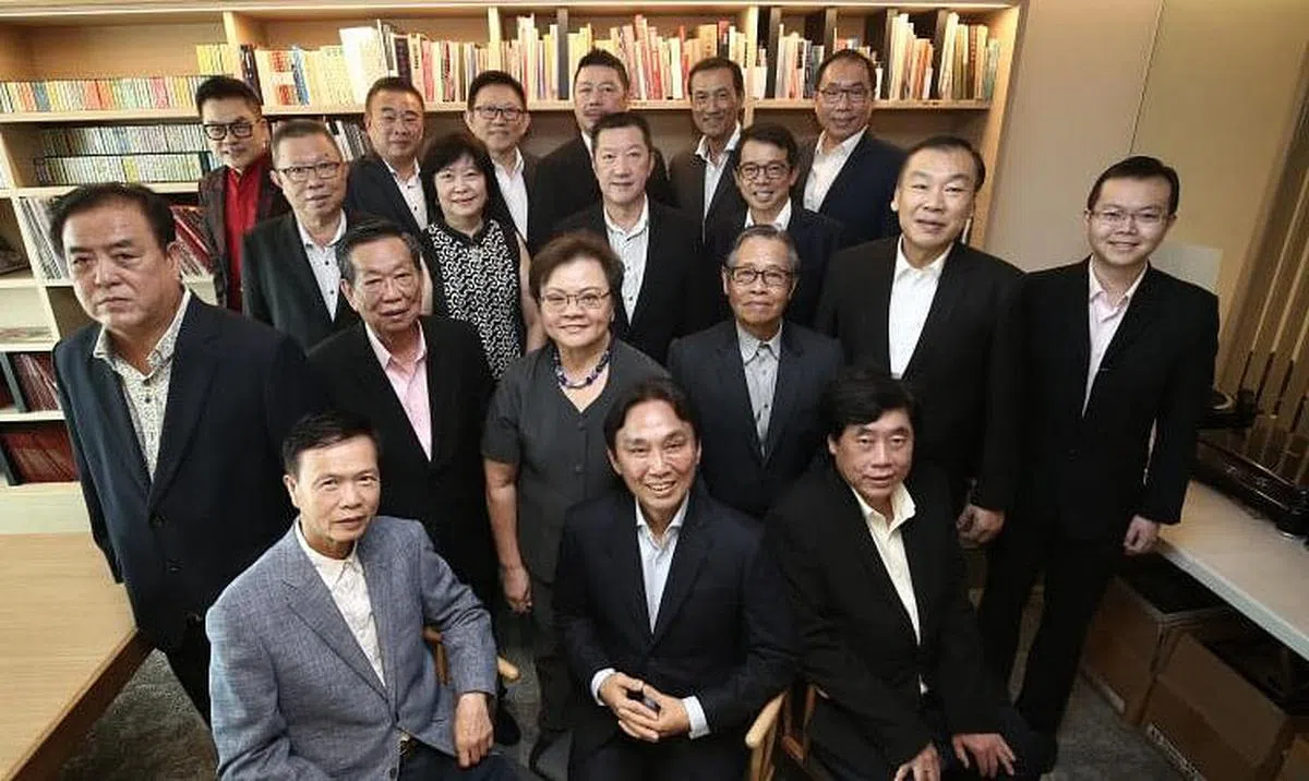 2019年，洪振群当选为南华潮剧社的董事主席，前排左起是永久荣誉主席张建安、洪振群和第一署理主席兼署理社长杨应群。(图/受访者提供)