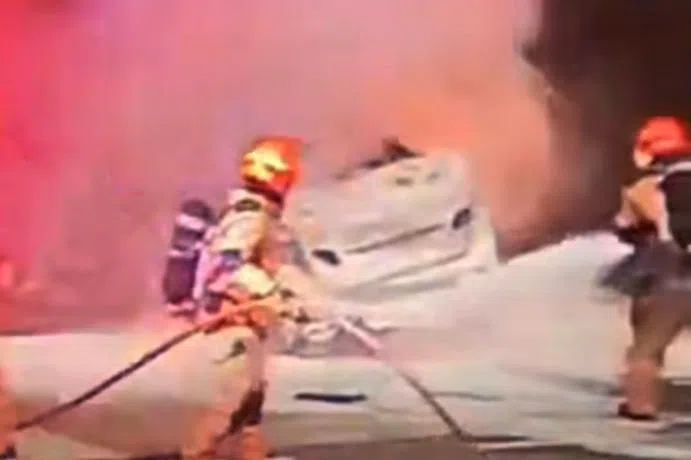 民防人员用一支水柱将火扑灭，一人被医护人员当场宣告死亡。（取自ROADS.sg脸书／视频截图）