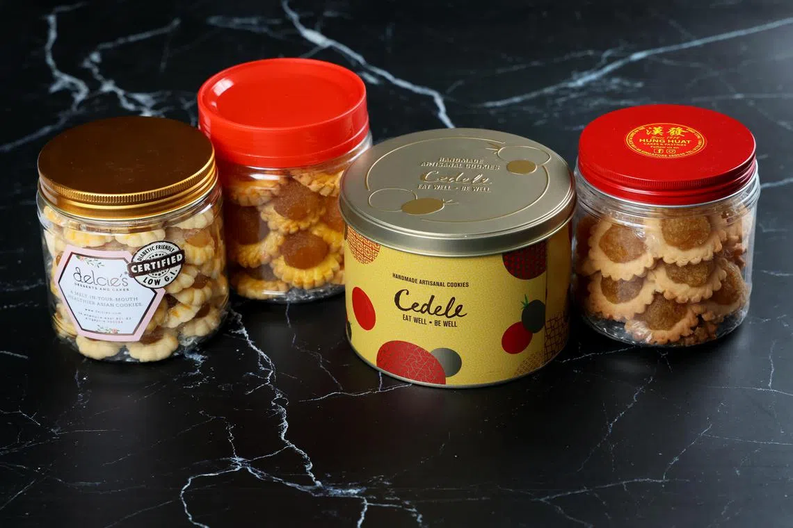 你比较喜欢传统还是新式包装？这里分别有Delcie’s Desserts and Cakes（左起）、美世界娘惹糕、Cedele和和汉发糕饼屋的黄梨挞。（龙国雄摄）