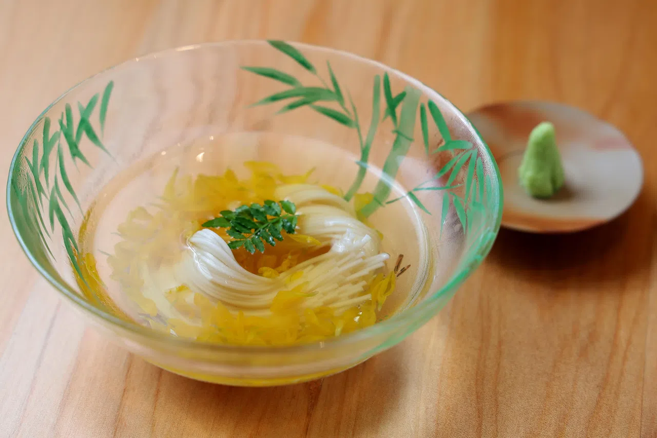 Takahashi的冷出汁素面，山葵的清新辣味与出汁的鲜美相融合，不仅提升整体风味层次，还带来醒胃效果。（龙国雄摄）