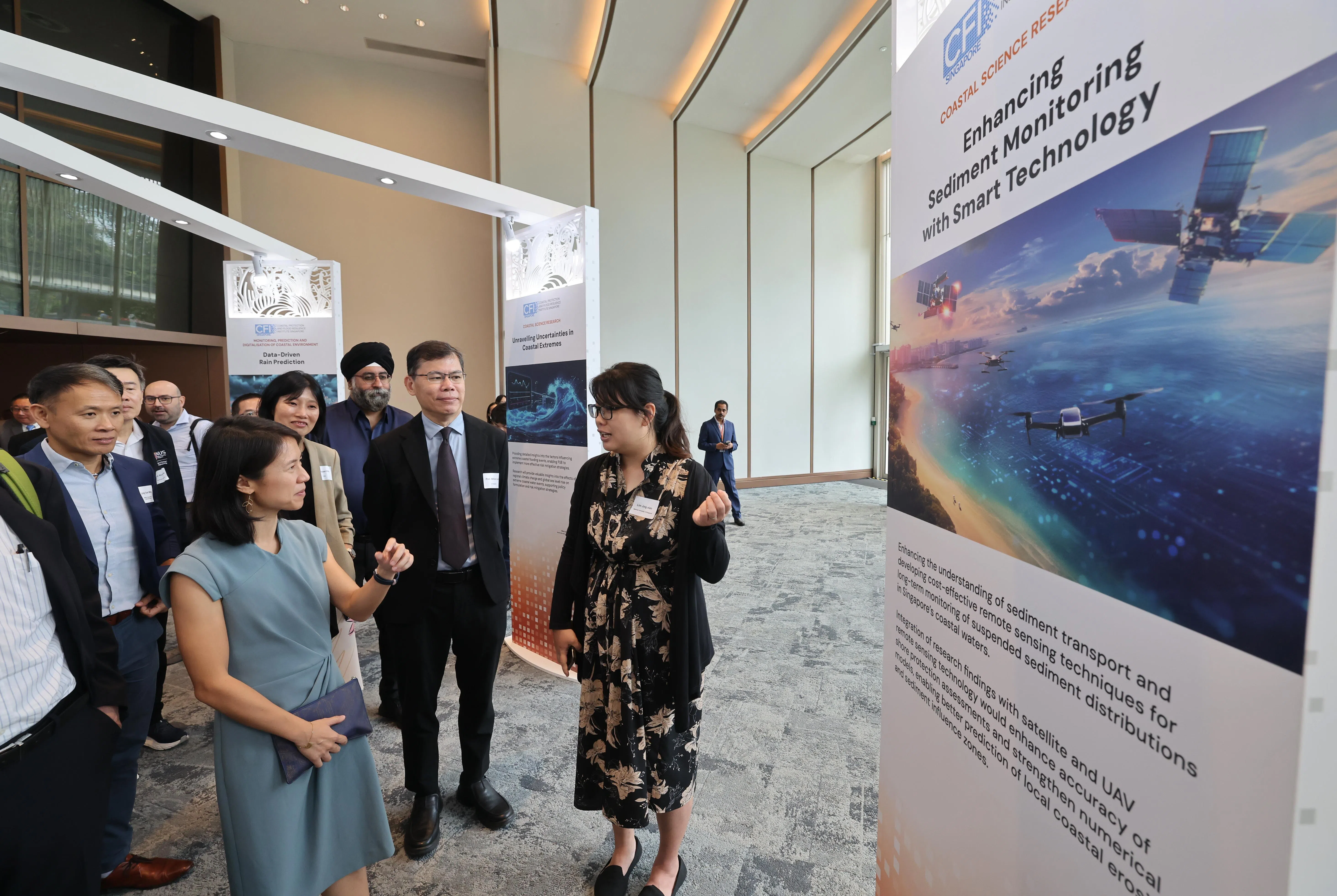 文化、社区及青年部兼永续发展与环境部高级政务次长吴函燕（左二），星期四为第二届护岸措施研讨会开幕时说，保护海岸线至关重要，这些措施能保护生命、生计和关键资产。（唐家鸿摄）